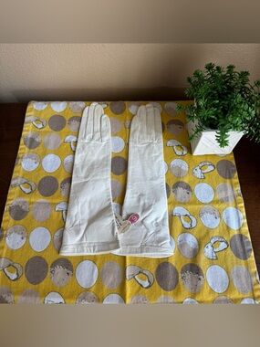 Vintage NWT Grandoe silk lined Leathers cream gloves size 6